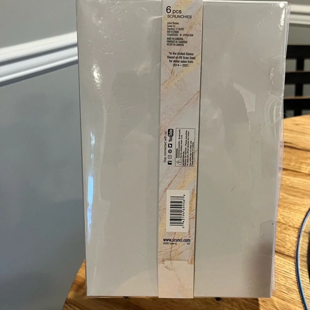 Women's/Teens 6 Velvet Scrunchies - NWT - Picture 7 of 8